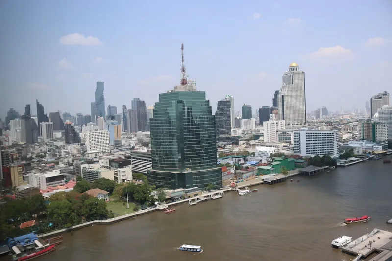 Asiatique The Riverfront i Bangkok med pariserhjul och flodutsikt