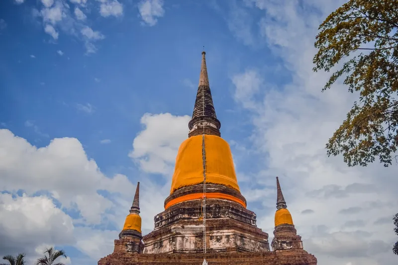 Ayutthaya UNESCO tempelruiner med Buddha-huvud i trädrot Wat Mahathat