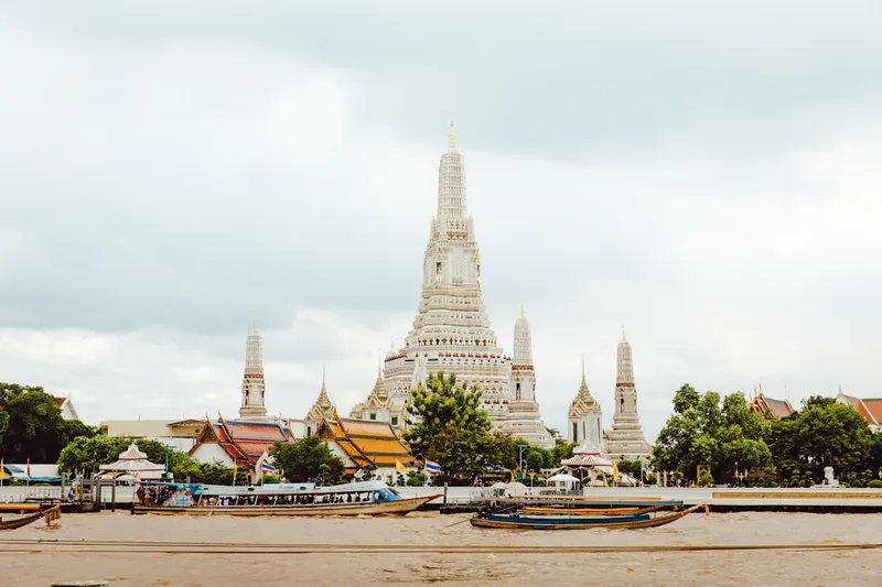 Bang Krachao gröna lunga utanför Bangkok med upphöjda cykelstigar i mangrove