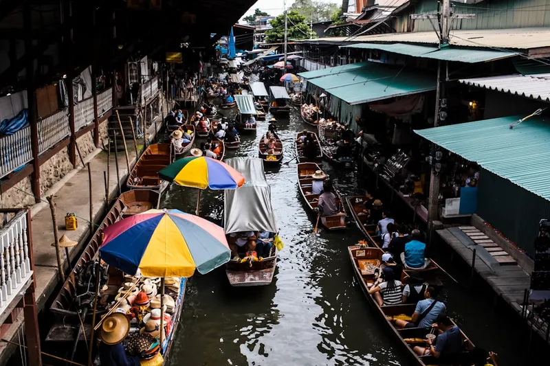 Damnoen Saduak flytande marknad utanför Bangkok med traditionella båtar