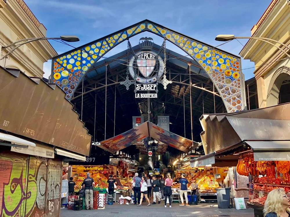 Färgglada stånd i Boqueria-marknaden i Barcelona