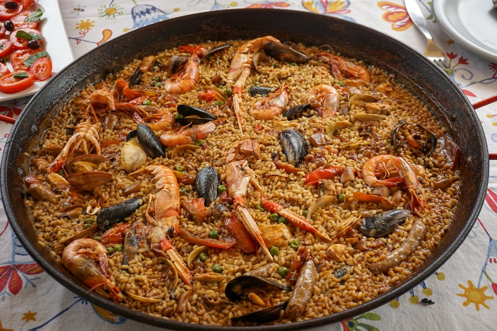 Autentisk paella i järnpanna med saffranslagad ris och skaldjur