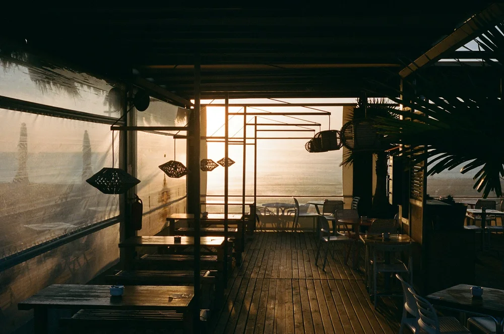 Rooftop-restaurang i Barcelona med stadsutsikt kvällstid