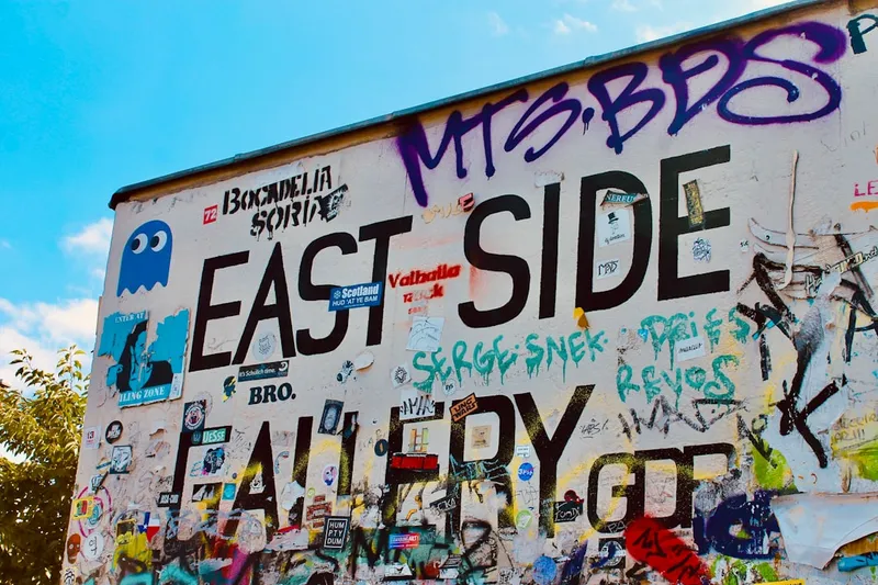 East Side Gallery med målningar på kvarvarande del av Berlinmuren