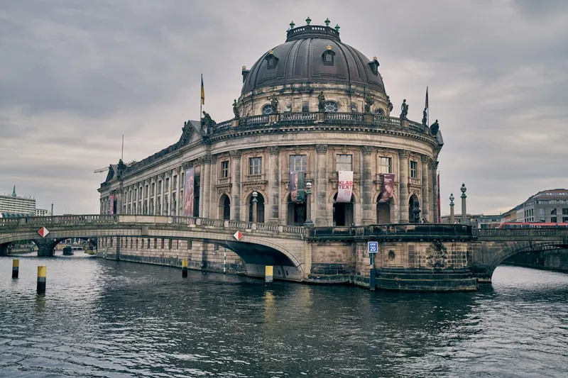 Museumsinsel i Berlin sett från Spree med fem klassicistiska museer