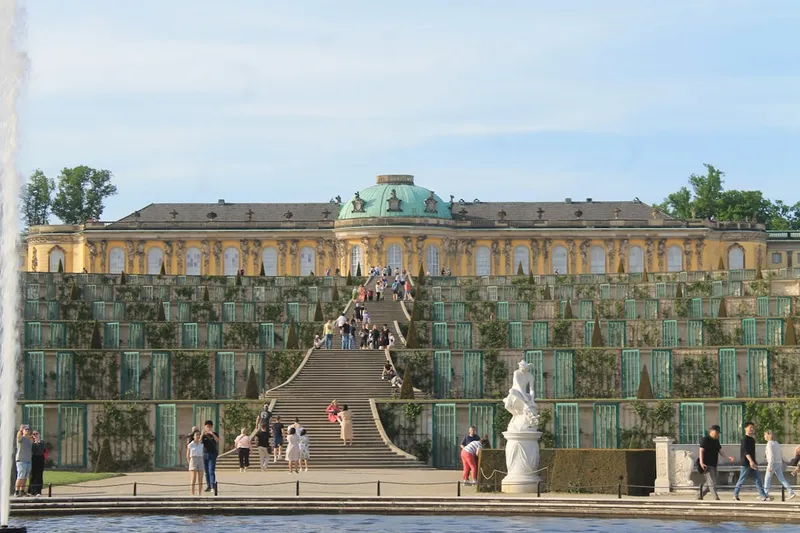 Sanssouci-slottet i Potsdam med terrasserade vinodlingar i förgrunden