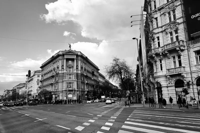 Andrássy út i Budapest med träd, palatsfasader och statsoperan