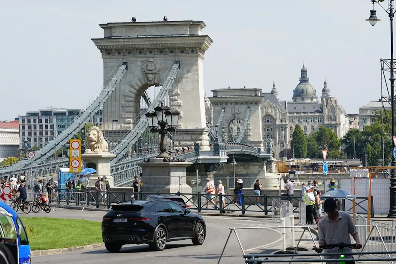 Citadellan på Gellértberget med Frihetsstatyn över Budapest