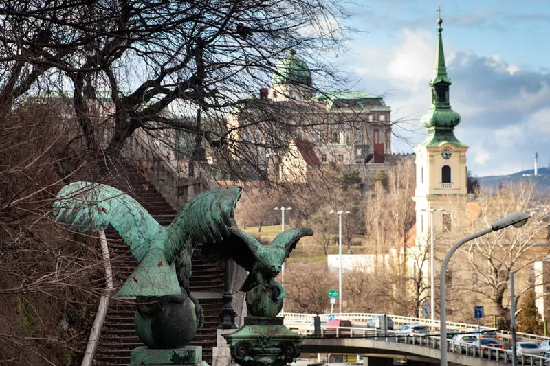 Kungliga palatset i Budapest med kupol över Donau och Buda-borgskvarteret