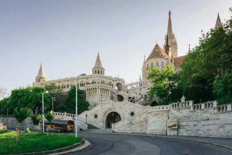 Szimpla Kert ruin pub i Budapest med eklektisk inredning och innergård