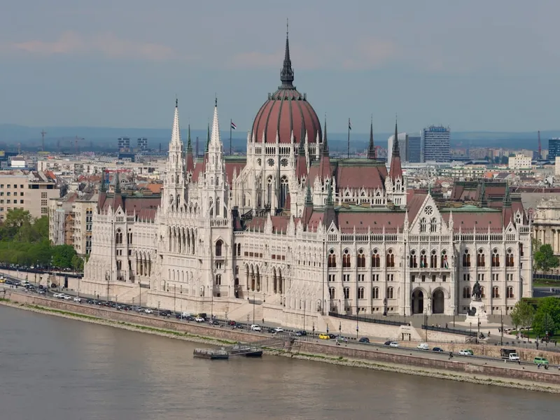 Széchenyi-badet i Budapest med gula nybarocka byggnader och utomhuspooler