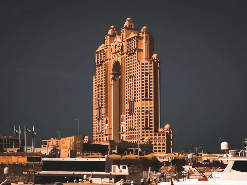 Sheikh Zayed Grand Mosque i Abu Dhabi med 82 vita kupoler och marmorinnergård