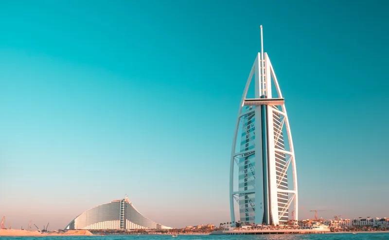 Jumeirah-moskén i Dubai med två minareter och fatimidisk arkitektur i sandsten