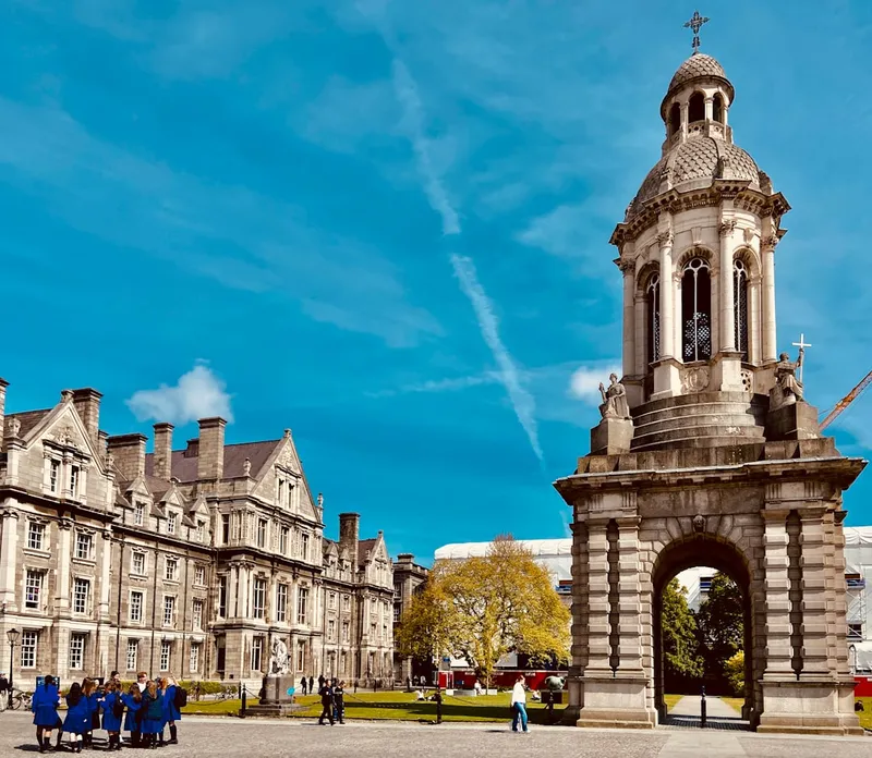 Trinity College Long Room med 65 m långa bokhyllor och valv