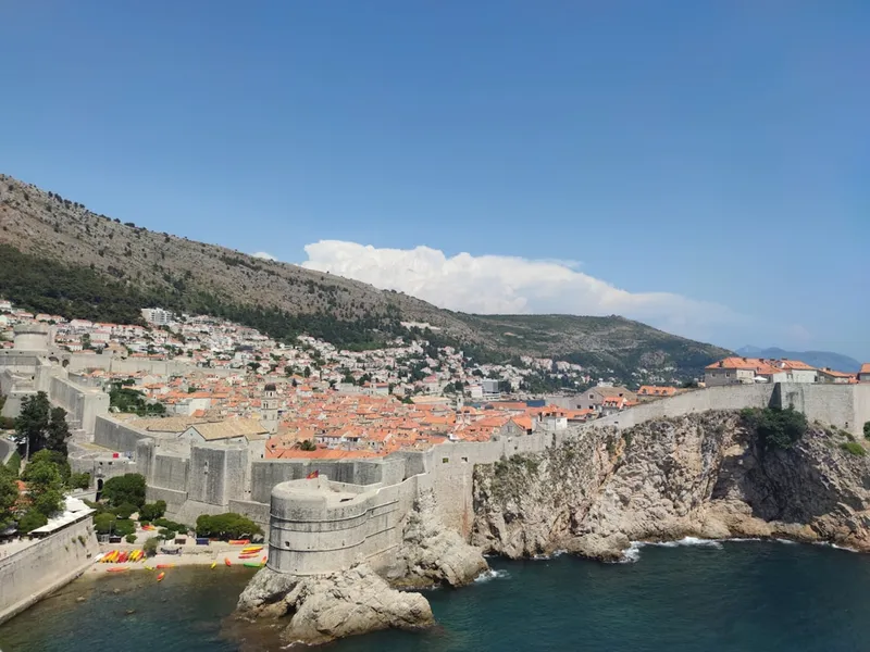 Buža Bar hål-i-muren-bar i Dubrovnik med klippterrasser över havet