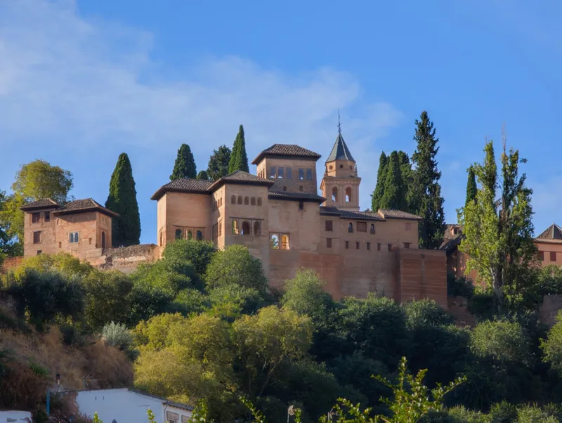 Generalife trädgård vid Alhambra med vattenkanal och cypresser