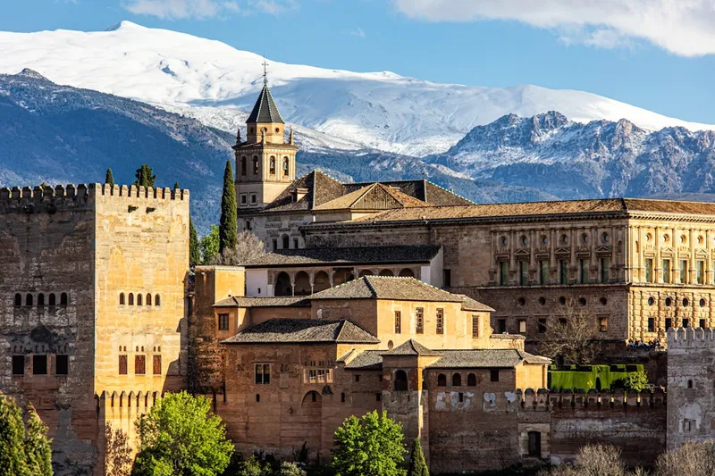 Sierra Nevada bergsanläggning vid Granada med snö och solskin