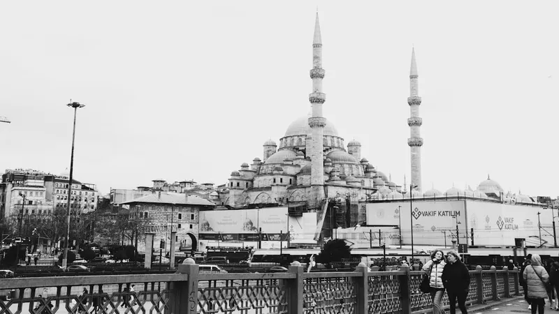 Basilika-cisternen i Istanbul med 336 kolonner och belyst vatten
