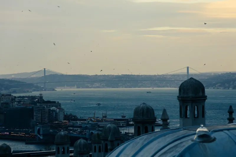 Blå moskén i Istanbul med sex minareter och kaskaderande kupoler