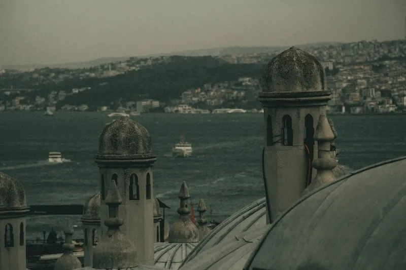 Dolmabahçe-palatset i Istanbul med vit fasad direkt vid Bosporen