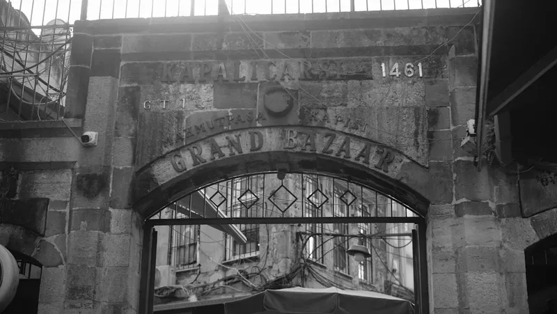 Grand Bazaar i Istanbul med valv-tak, mattaffärer och guldsmedsstånd