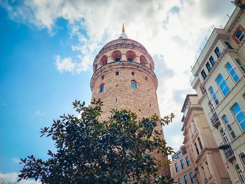 Rumeli-fästningen i Istanbul med tre torn och tjocka murar längs Bosporen