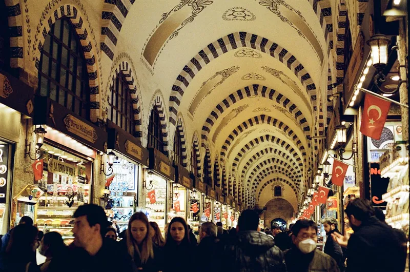 Spice Bazaar i Istanbul med saffran, lokum och torkad frukt på stånd