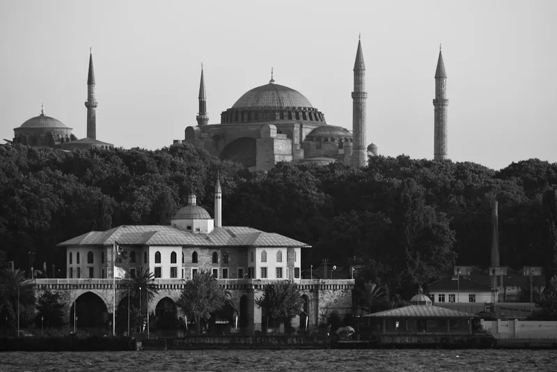 Topkapı-palatset i Istanbul med osmansk arkitektur och utsikt över Bosporen