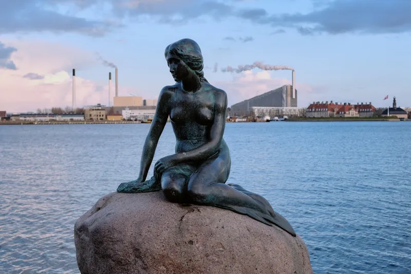 Den lilla sjöjungfrun bronsstaty på sten vid Langelinie kaj