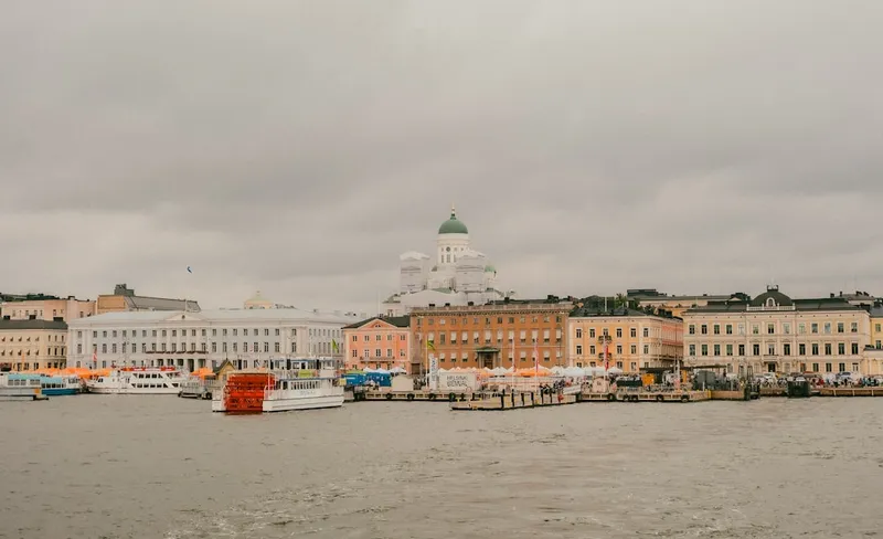 Chania venetianska hamnen på Kreta med fyren och tavernor