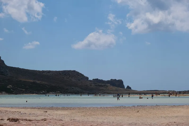 Elafonisi rosa strand på sydvästra Kreta med kristallklart vatten
