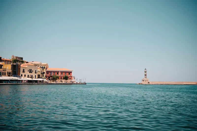 Båtutflykter från Chania venetianska hamnen på Kreta med fyren i bakgrunden