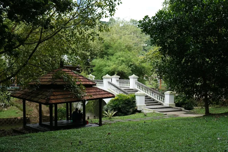 Lake Gardens Perdana Botanical med trädgårdar och Tasik Perdana-sjön