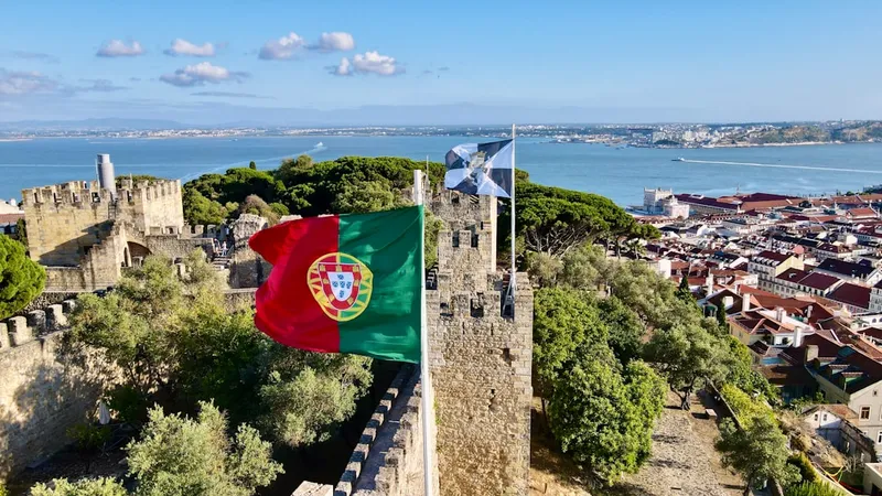 Castelo de São Jorge med stadsmurar, kanoner och Lissabon-utsikt