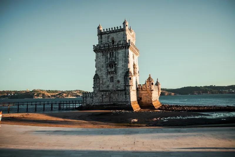 Jerónimos-klostret med manuelinsk fasad och innergård i Belém