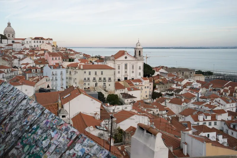 Miradouro da Graça med pinjeträd och Lissabon-panorama