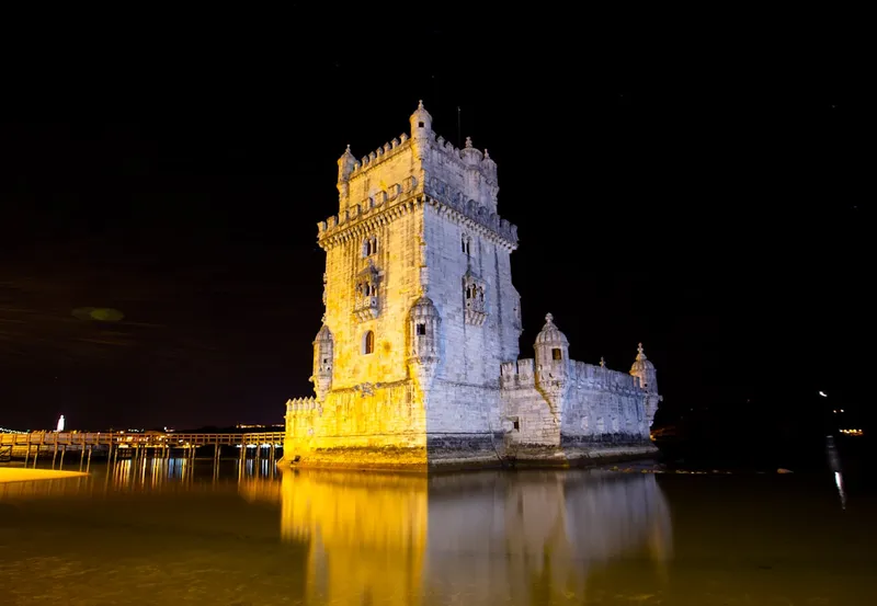 Torre de Belém vid Tejo-floden med manuelinska stentorn