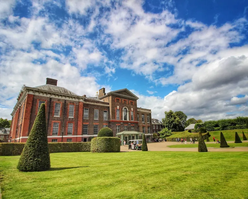 Hampton Court Palace Henrik VIII tudor-slott vid Themsen med röda tegelvalv