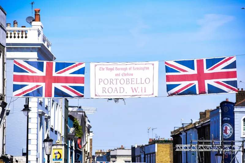 Portobello Road Market i Notting Hill med antikvitetsstånd och pastellfärgade hus