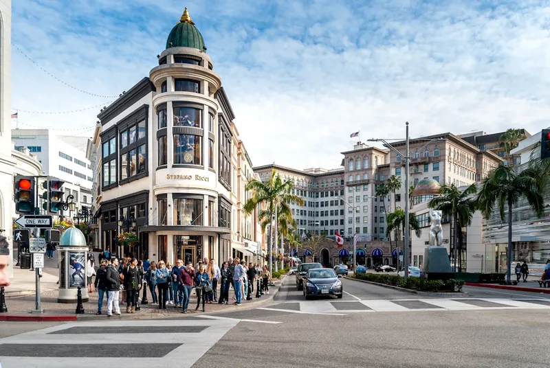 Rodeo Drive Beverly Hills shoppinggata med lyxbutiker och palmer