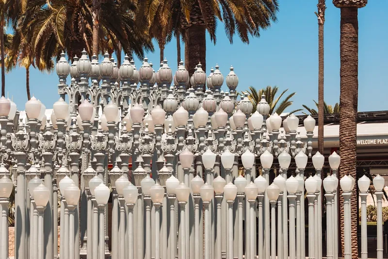 LACMA Urban Light installation med 202 vita lyktstolpar utanför entrén