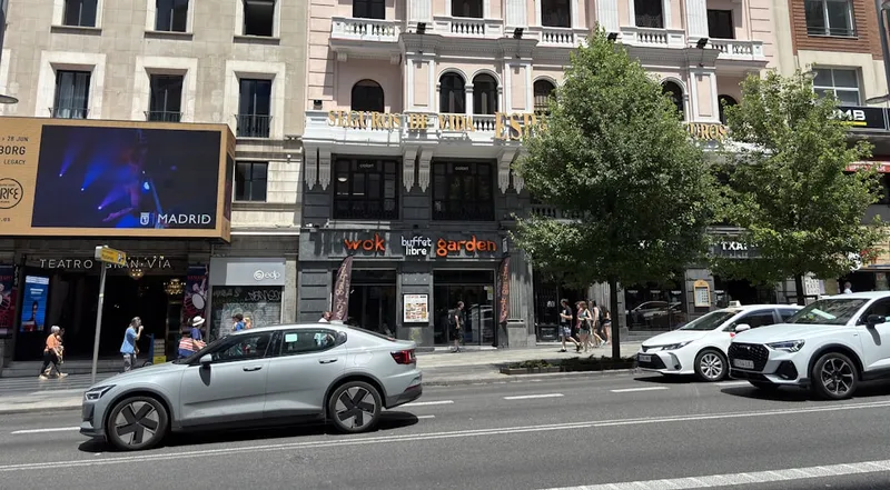 Gran Vía-boulevarden i Madrid med Edificio Metrópolis och 1920-talsfasader