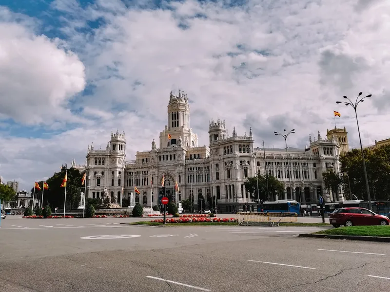 Kungliga palatset i Madrid med ljusgrå fasad och ceremoniell innergård