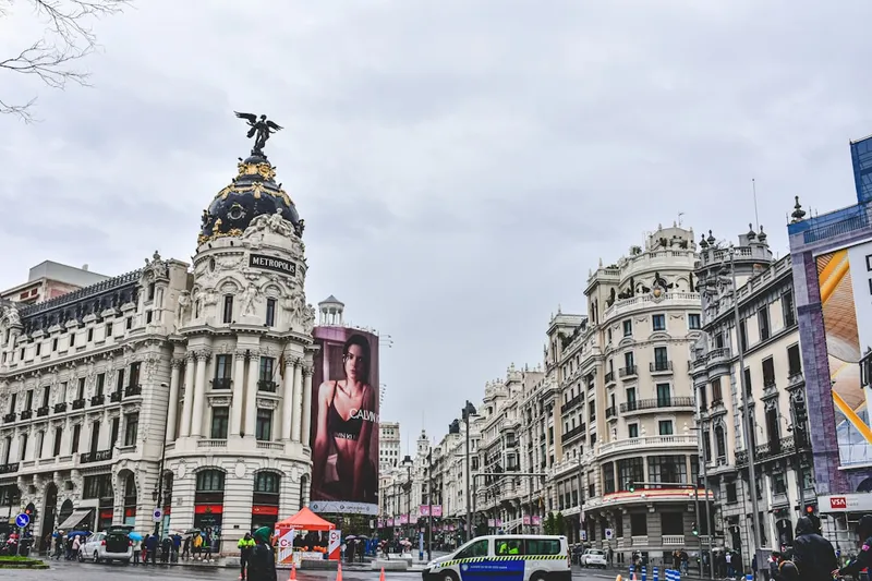 Malasaña stadsdel i Madrid med vintage-butiker och Plaza del Dos de Mayo