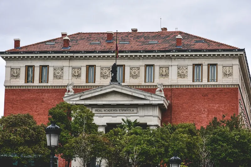 Prado-museet i Madrid med klassisk fasad och statyer av Velázquez framför
