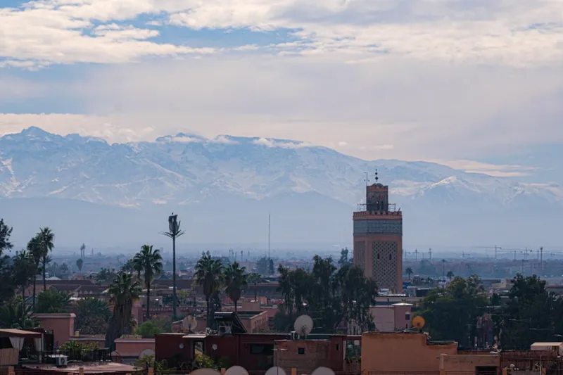 Atlas Mountains med Toubkal-toppen och berbisk by Imlil i förgrunden