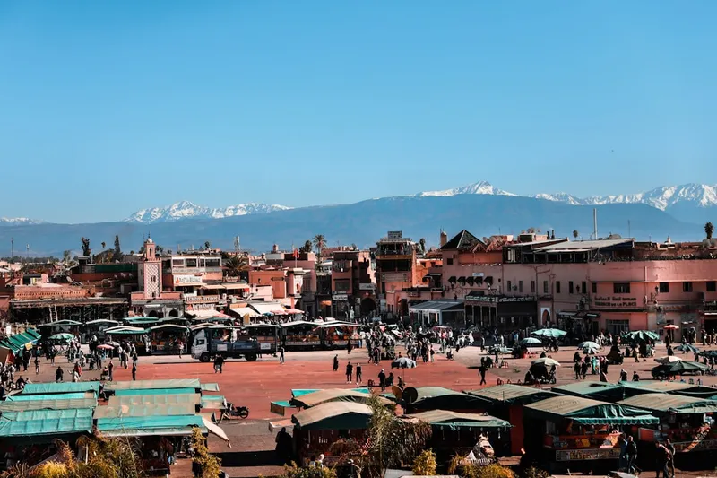 Souk i Marrakech med textilier, lampor och mässingsföremål i färgglada högar