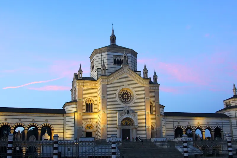 San Maurizio kyrkans inre med fresker av Bernardino Luini