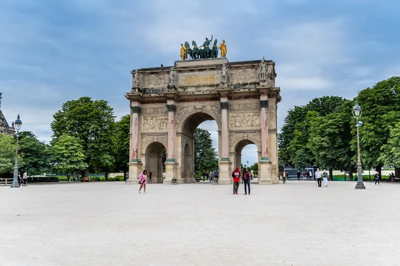 Arc de Triomphe på Place de l'Étoile med 12 avenyer som strålar ut i Paris