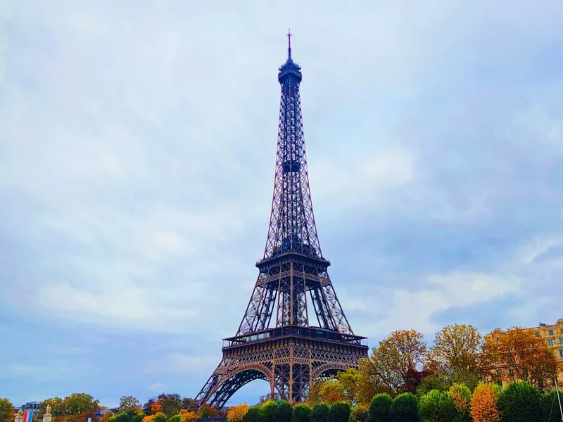 Eiffeltornet i Paris sett från Trocadéro med blå himmel och järnstruktur